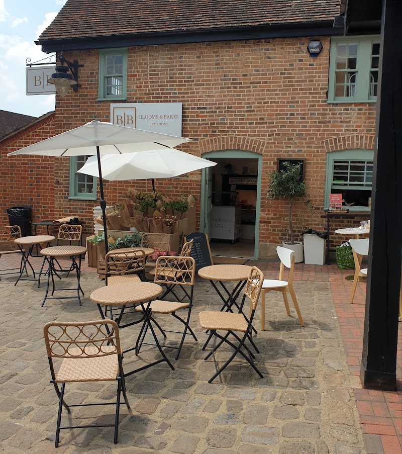 Blooms and Bakes — cafe